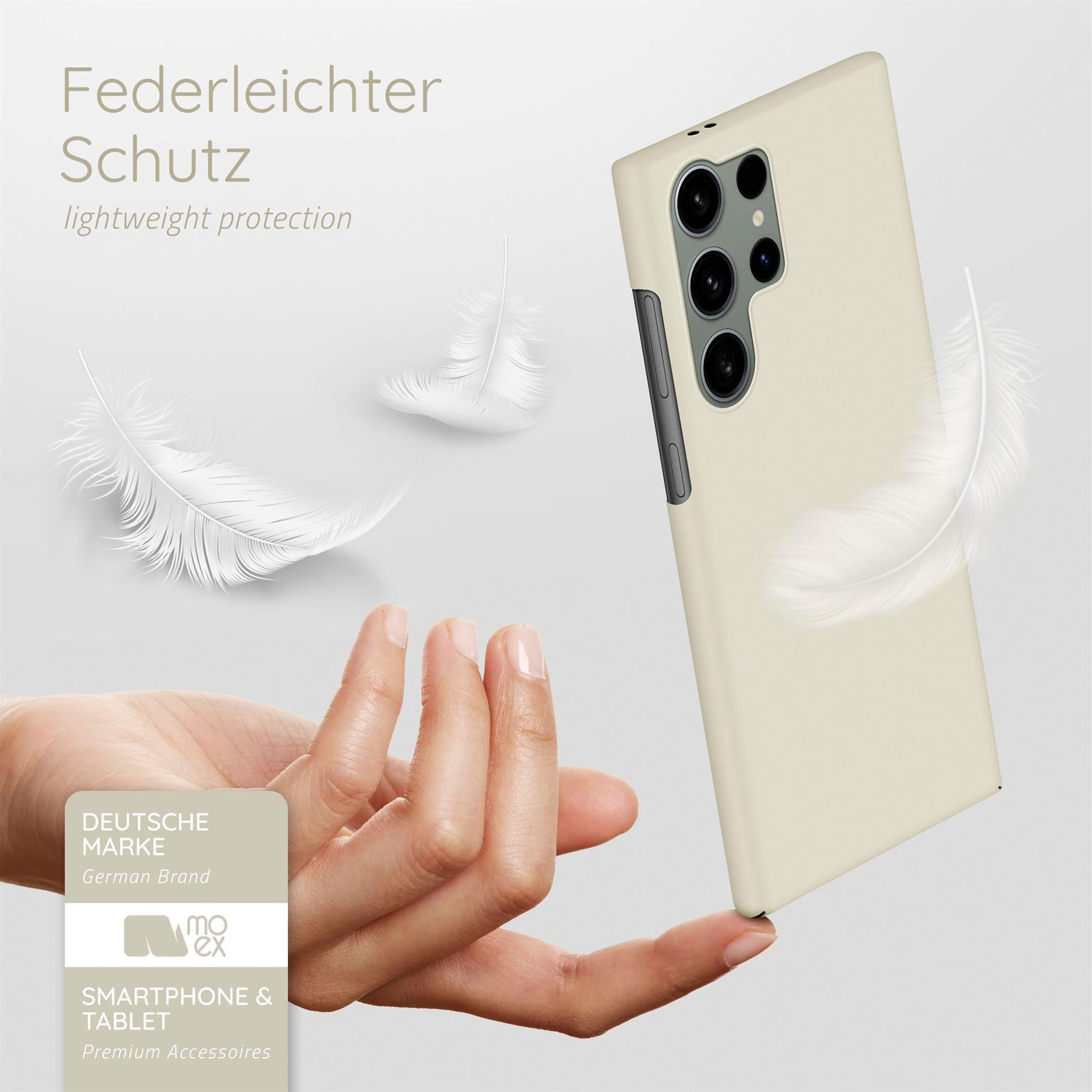 Hand hält Handyhülle mit Federn. Text: leichter Schutz, deutsche Marke und Smartphone-Zubehör.