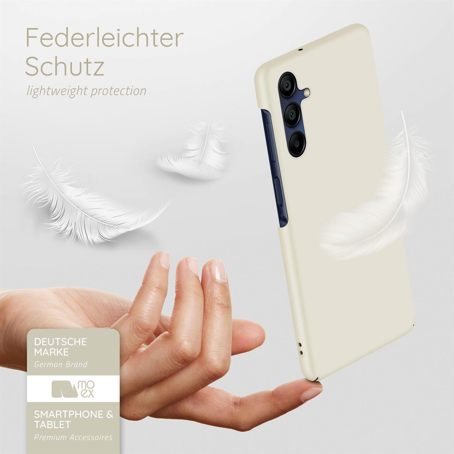 Eine Hand, die ein Telefon mit cremefarbenem Gehäuse hält, mit weißen Federn, die um es herum schweben. Das Label ist sichtbar.