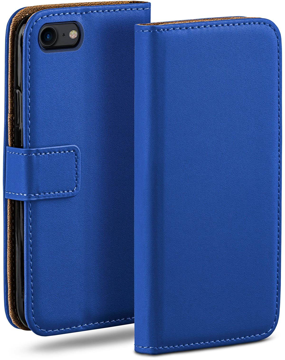 Blaue Handyhülle mit Telefon, mit Klappe. Braune Innenseite, weiße Nähte.