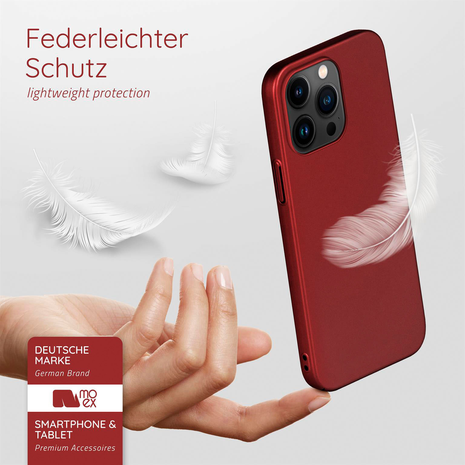 Eine rote Handyhülle mit schwebenden Federn. Eine Hand hält die Hülle. Deutsches Markenlogo.