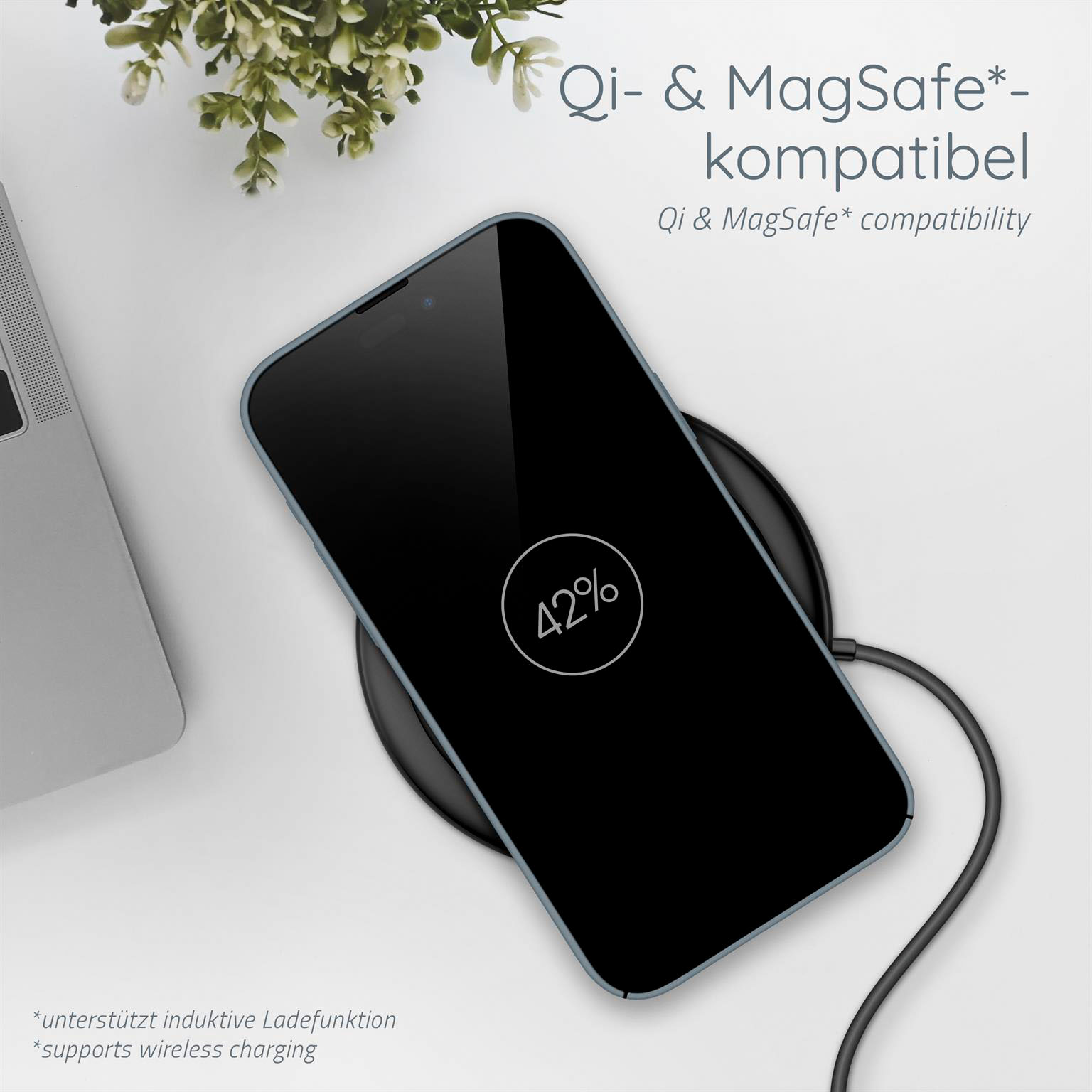 Ein Telefon mit blauer Hülle lädt drahtlos. Der Bildschirm zeigt 42%.