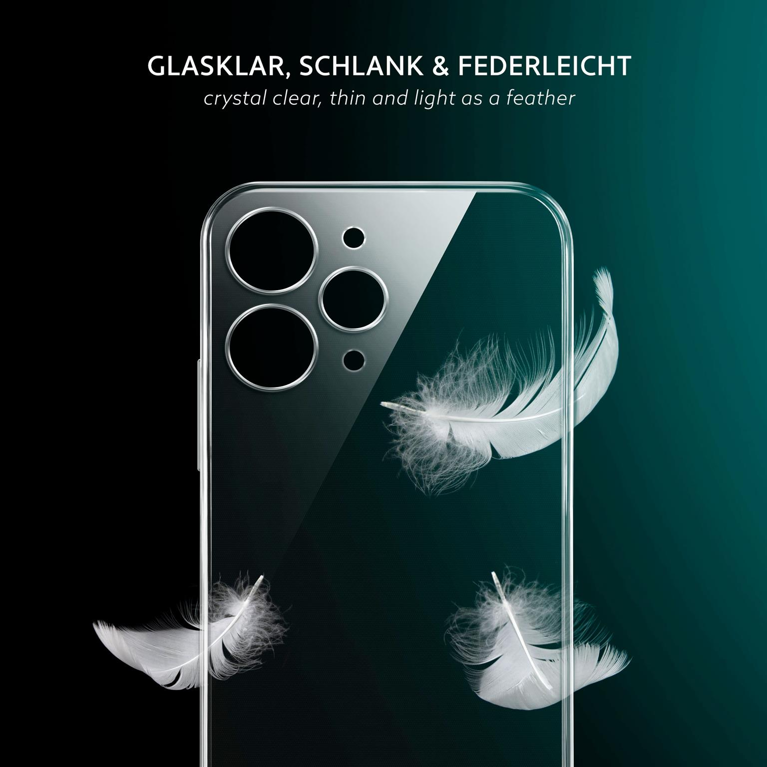Transparente Handyhülle mit Federn im Hintergrund, auf dunklem blaugrünen Hintergrund.