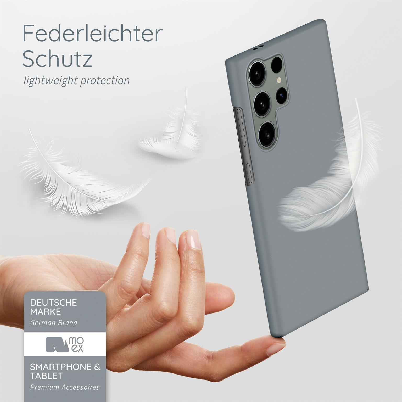 Eine Hand hält ein Telefon. Federn schweben im Hintergrund in der Nähe des Telefons.