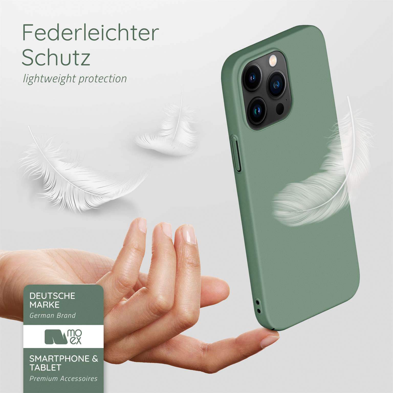 Hand hält eine grüne Handyhülle mit 3 weißen Federn im Hintergrund.