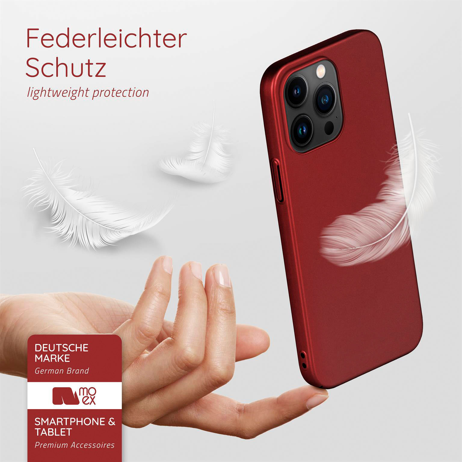 Rote Handyhülle mit Feder. Eine Hand hält das Telefon. Weiße Federn im Hintergrund.