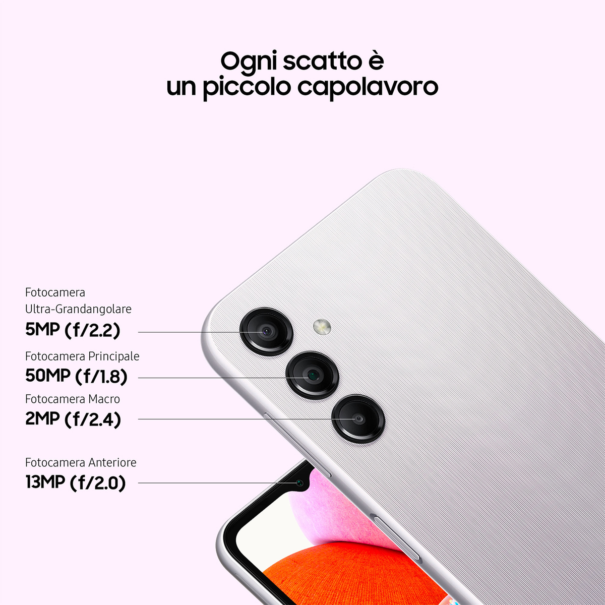 Primo piano del retro di un telefono con tre fotocamere, etichettate con specifiche e testo sopra.