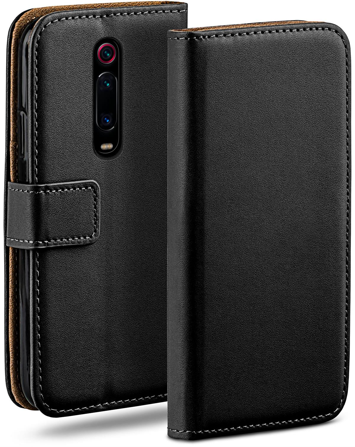 Schwarze Handyhülle geöffnet. Telefon innen. Lederartiges Material. Weißer Hintergrund.