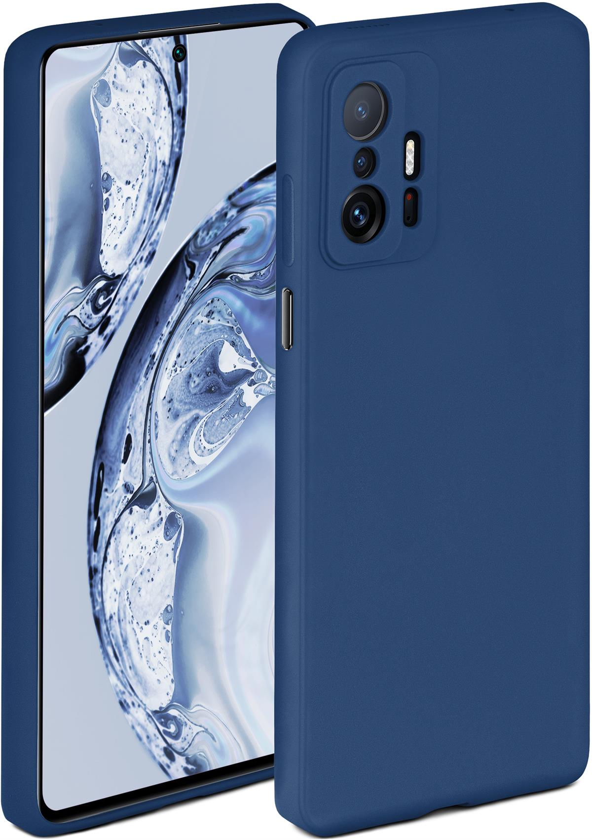 Blaue Handyhülle mit Kameralinsen. Die Handyhülle bedeckt das Telefon.