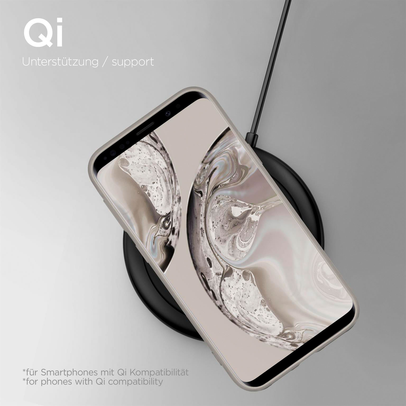 Smartphone kabellos ladend. Telefon in Hülle auf schwarzem Pad. Graue Oberfläche.