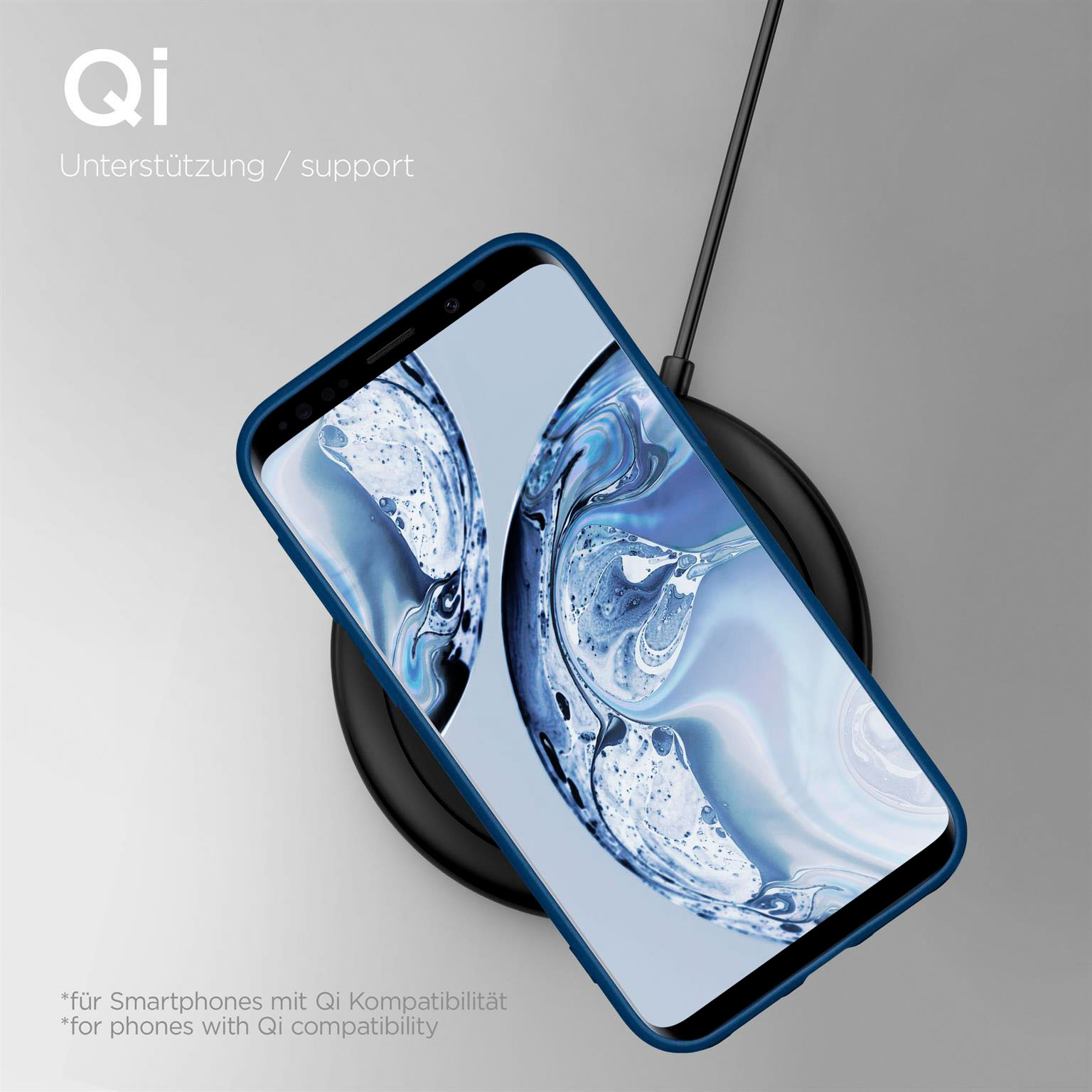 Blaue Handyhülle auf einer kabellosen Ladestation. Das Telefon ist blau, der Hintergrund weiß.