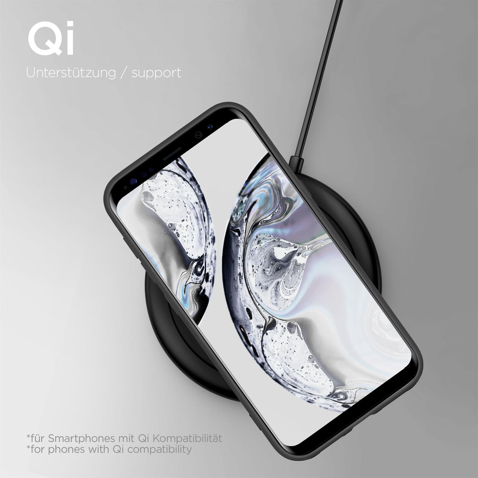 Telefon wird drahtlos auf einem schwarzen Pad geladen. Das Telefon hat eine schwarze Hülle.