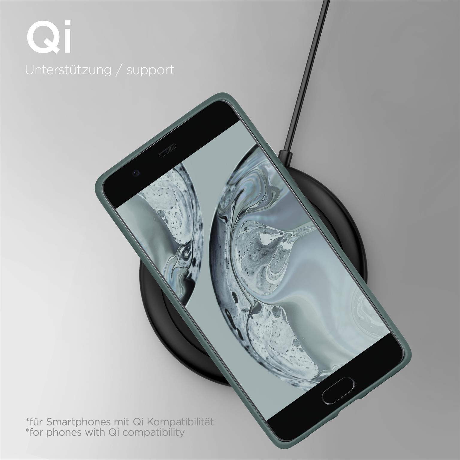 Ein Telefon mit grünem Gehäuse auf einem kabellosen Ladegerät. Das Telefon ist schräg. Weißer Hintergrund.