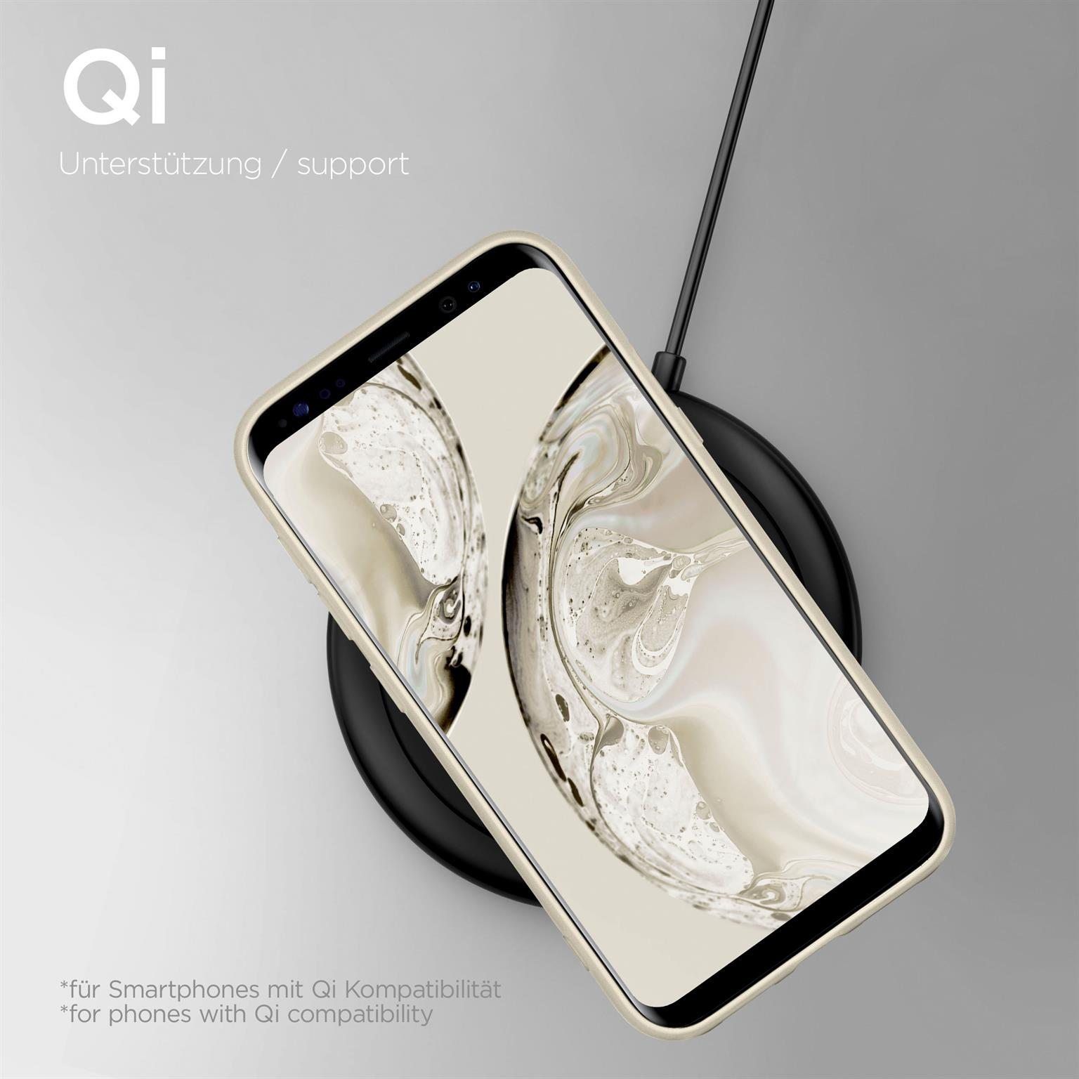 Telefon in beigem Gehäuse auf kabellosem Ladegerät. Grauer Hintergrund. Qi Logo.