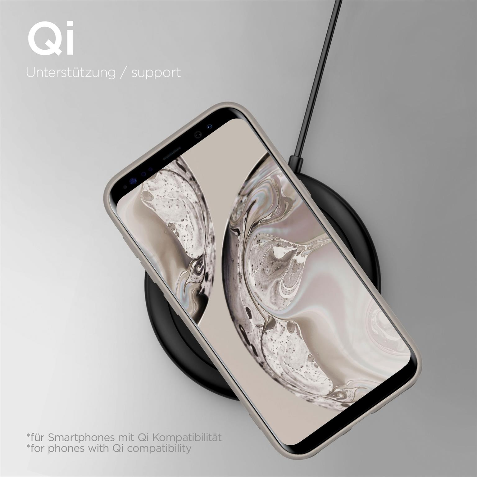 Telefon auf kabellosem Ladegerät in einer Handyhülle. Qi-Unterstützung, neutraler Hintergrund.