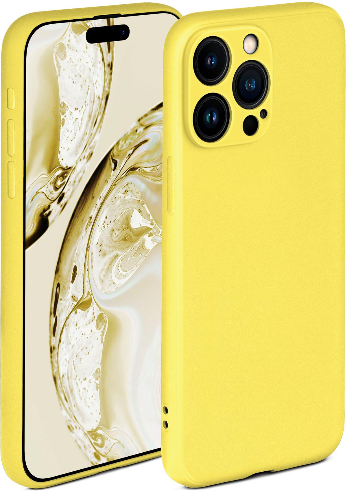 Gelbe Handyhülle mit drei Kameras. Ein Telefon ist sichtbar. Die Hülle ist am Telefon.