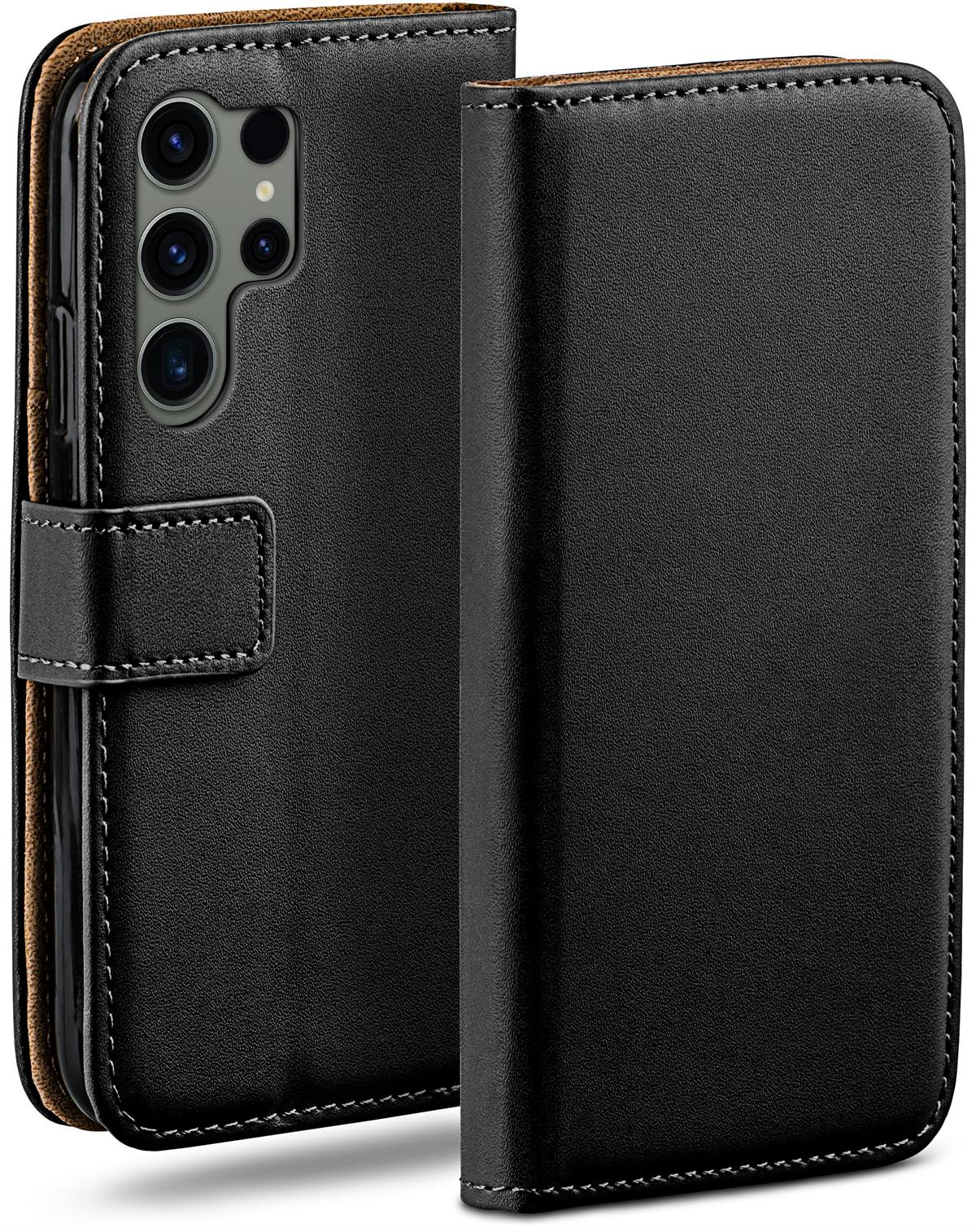 Schwarze Leder-Handyhülle. Das Telefon ist innen. Die Hülle ist offen und geschlossen.