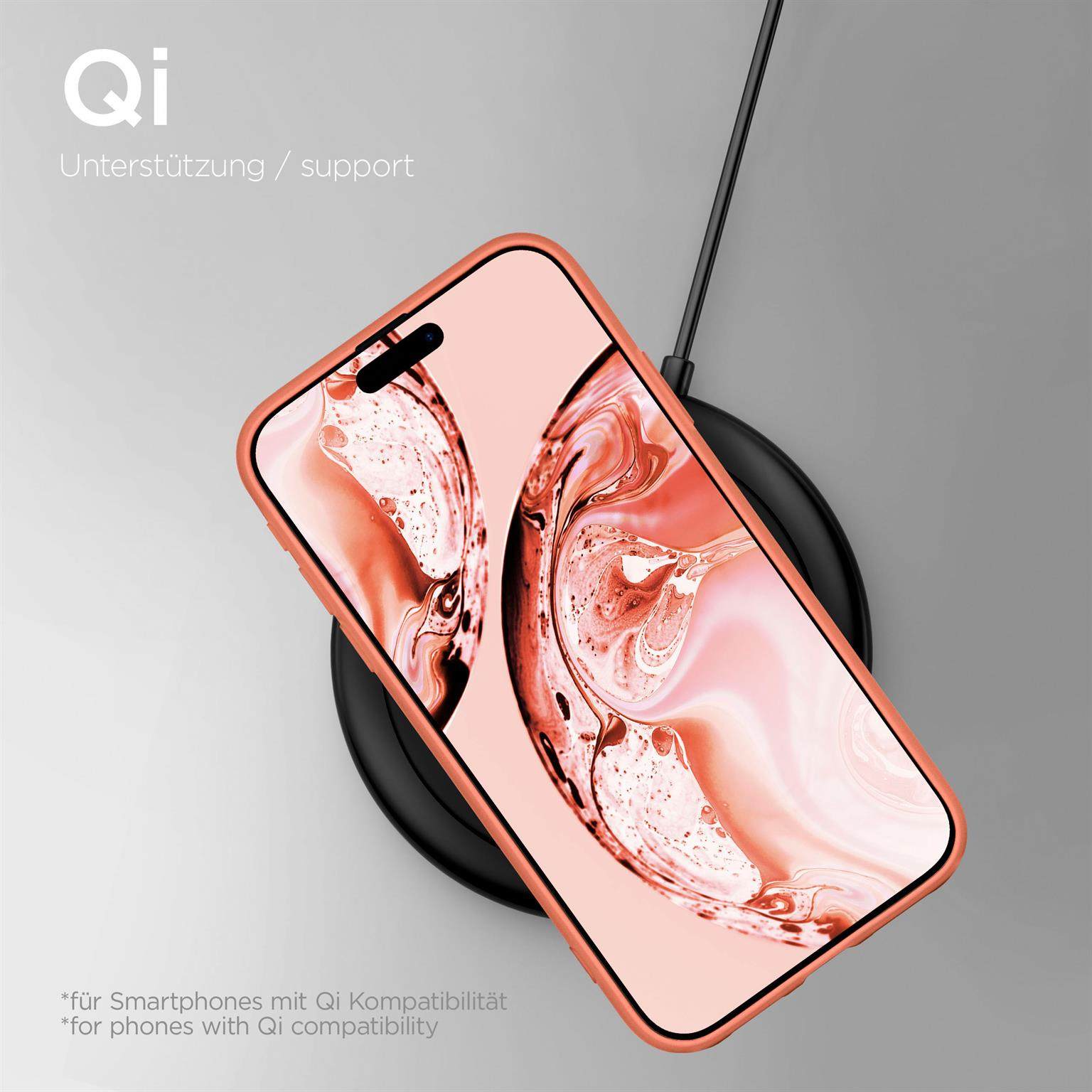 Ein pfirsichfarbenes Telefon liegt auf einem kabellosen Ladegerät. Das Telefon hat eine Hülle.