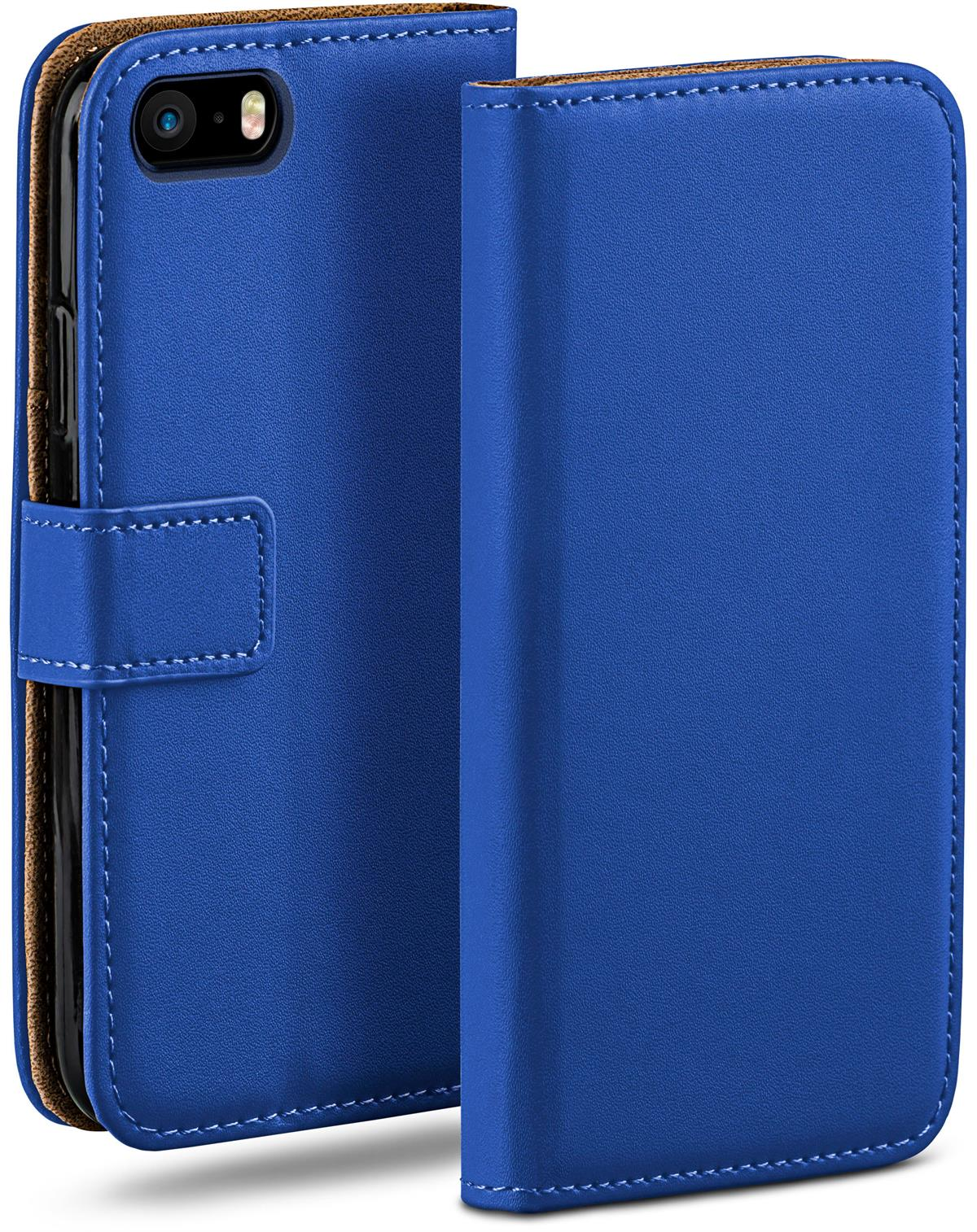 Blaue Telefonhülle mit Lederstruktur. Die Hülle ist geschlossen.