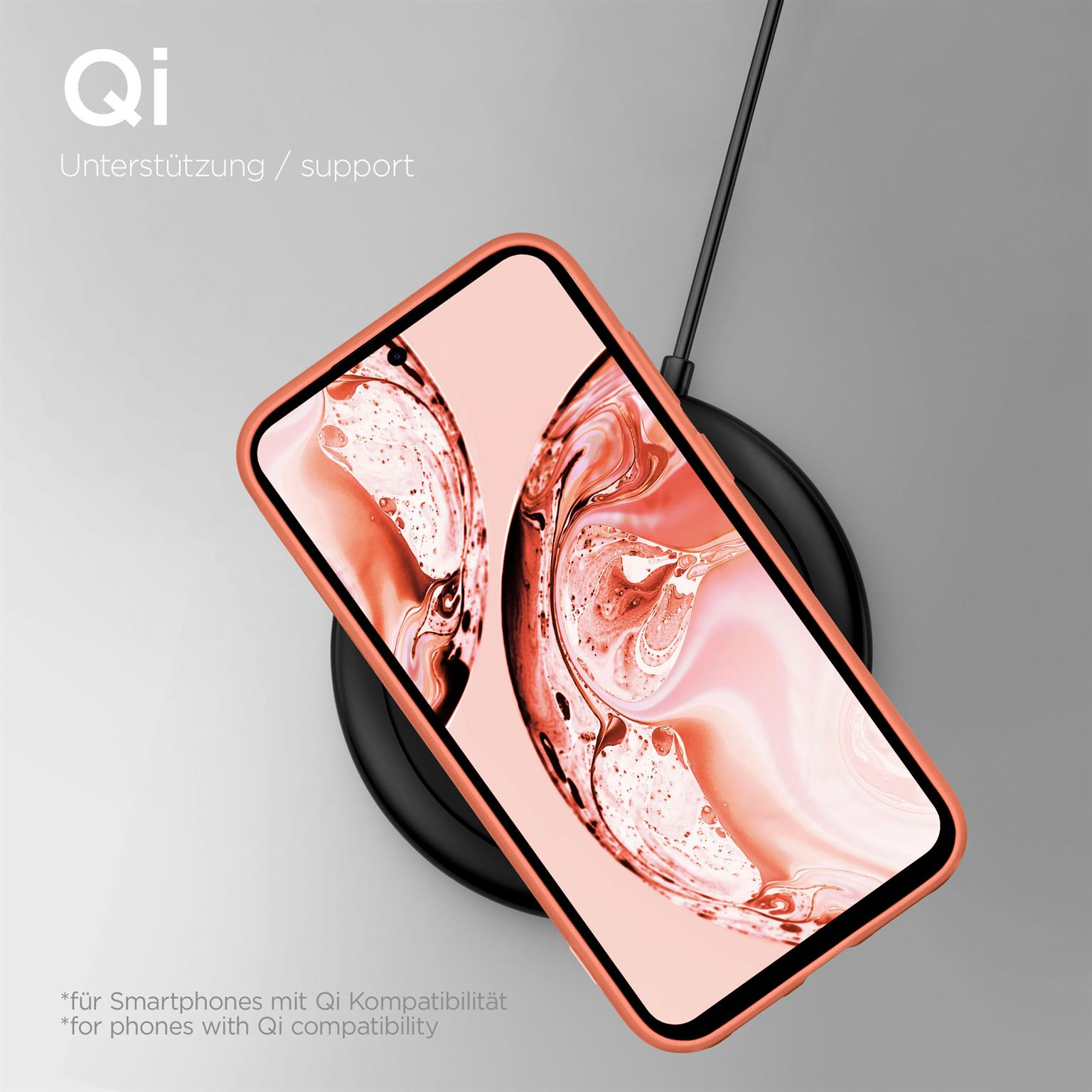 Telefon mit korallenfarbener Hülle auf kabellosem Ladegerät. Abstrakte Kunst. Schwarzes Ladegerät.