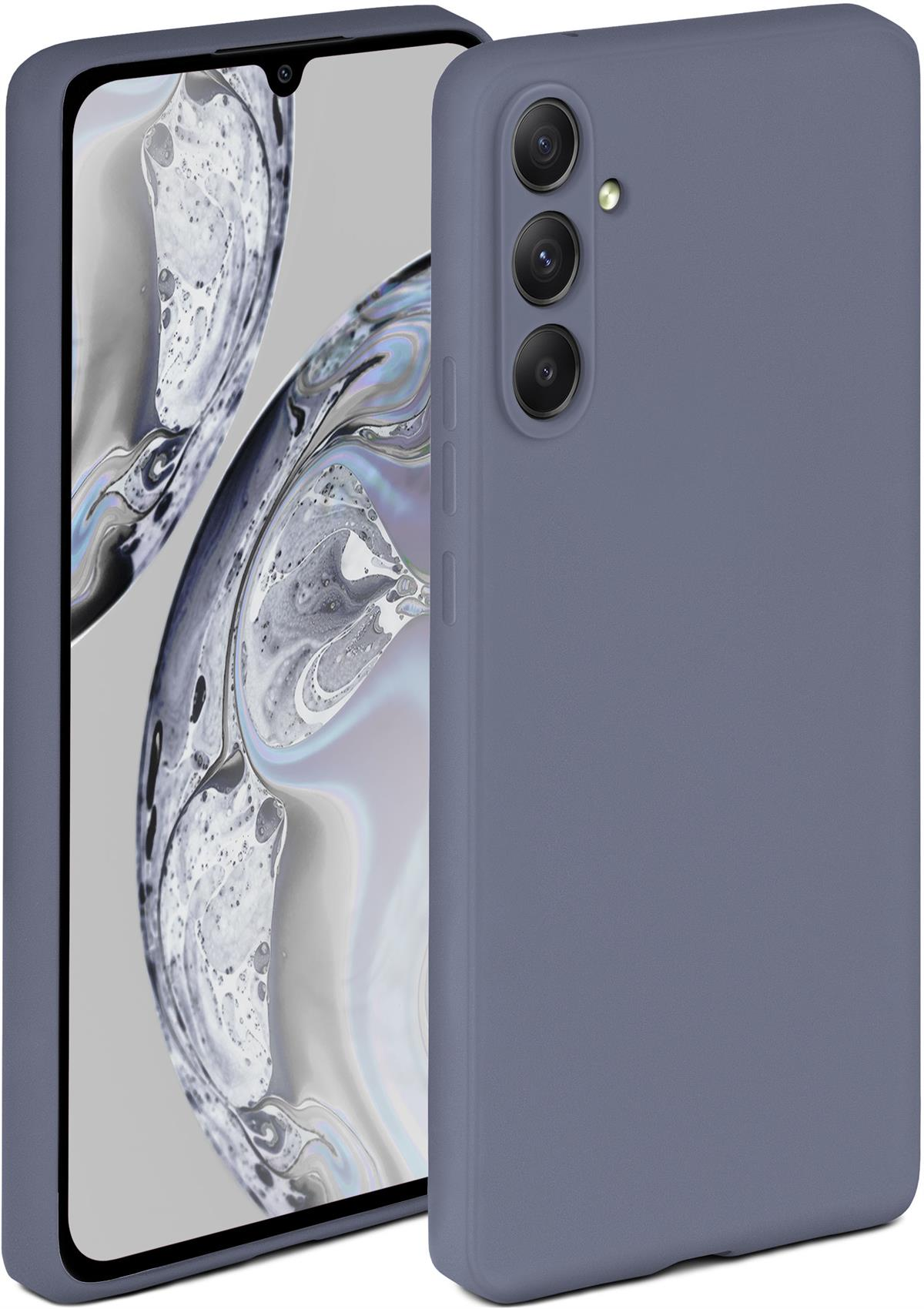 Blaues Telefon und Hülle. Drei Kameras auf der Rückseite. Telefon steht aufrecht.