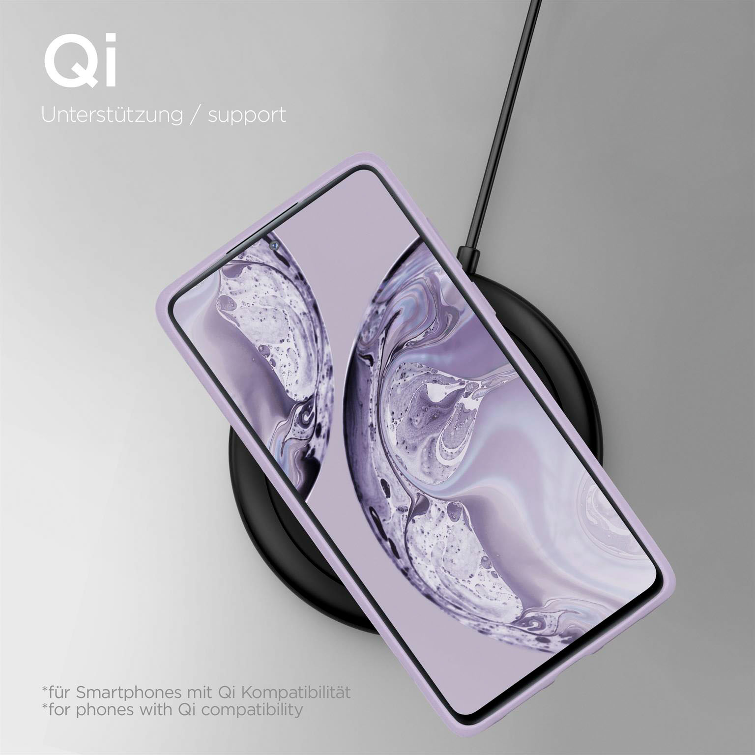 Ein Telefon in lilafarbener Hülle wird drahtlos auf einem schwarzen Ladepad geladen.