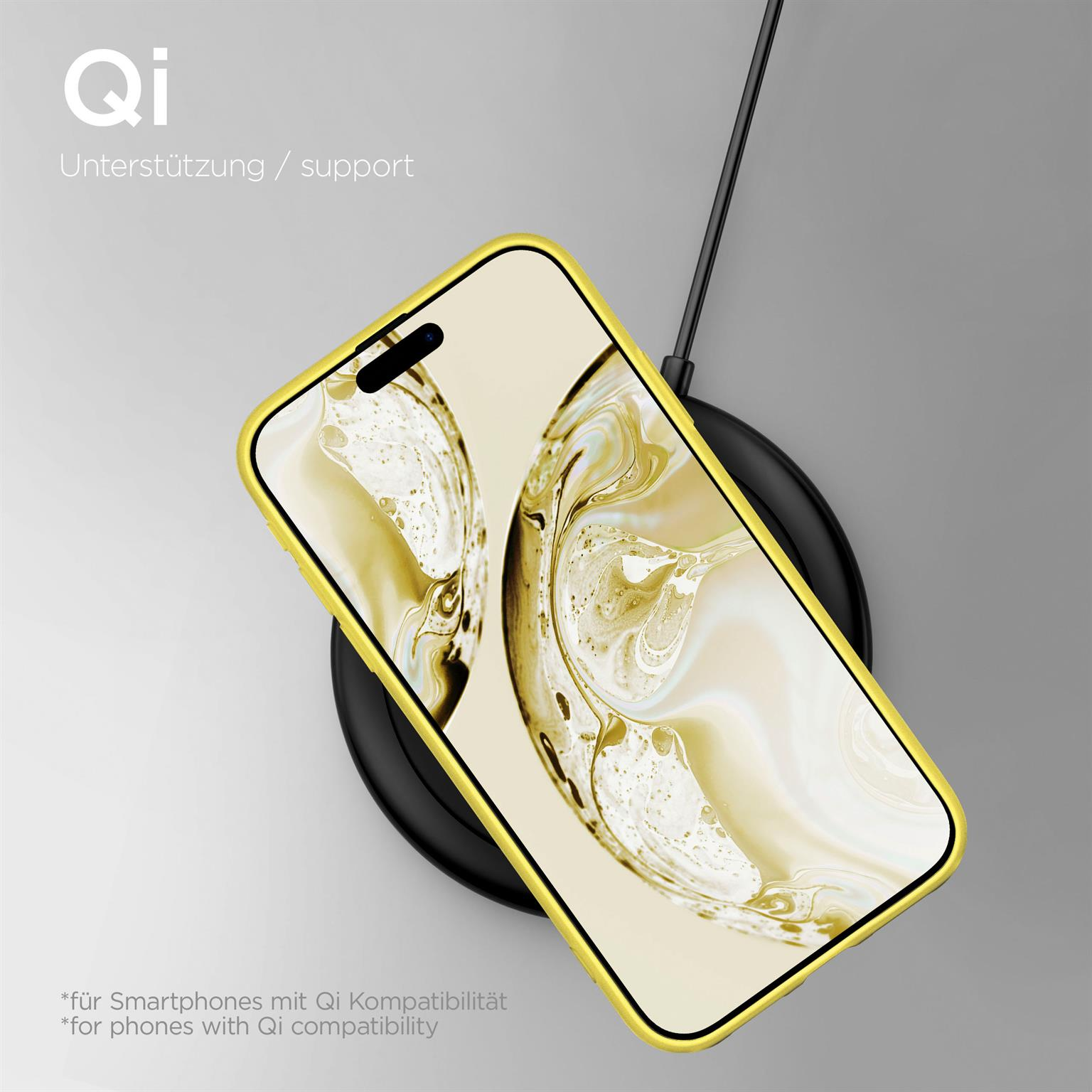 Ein Telefon mit gelbem Gehäuse auf einem schwarzen kabellosen Ladegerät auf hellgrauer Oberfläche.