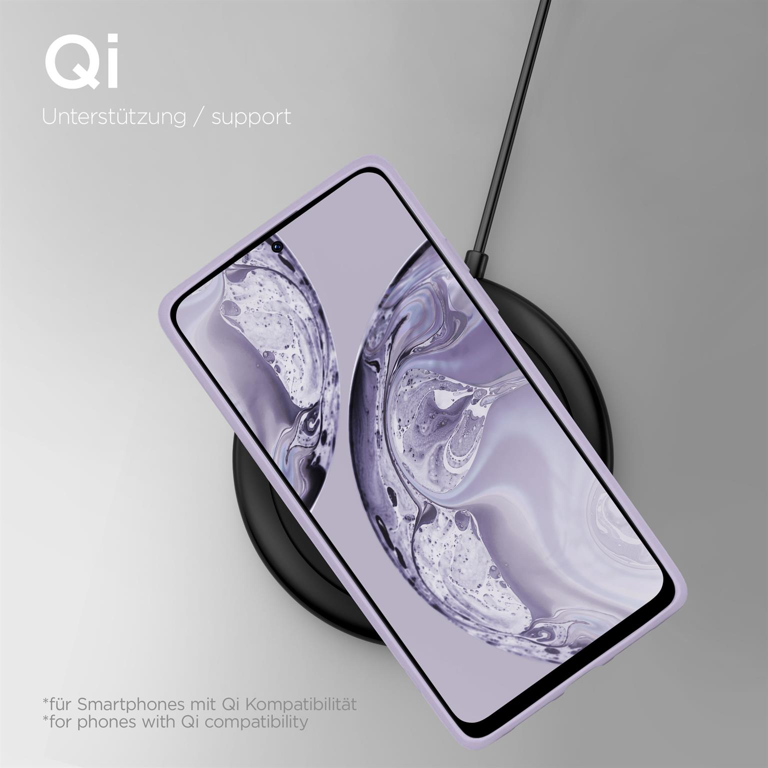 Ein Telefon in einer lila Hülle, das drahtlos aufgeladen wird. Der Telefondisplay zeigt ein Muster. Ein schwarzes Ladepad darunter.