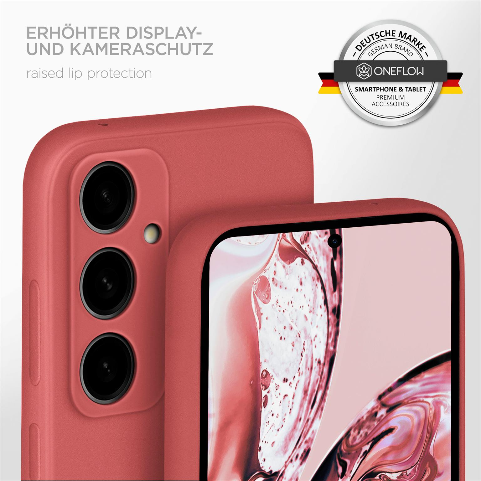 Eine korallenfarbene Handyhülle mit erhöhten Rändern. Das Telefon hat drei Kameralinsen. Im Hintergrund ist ein Logo.