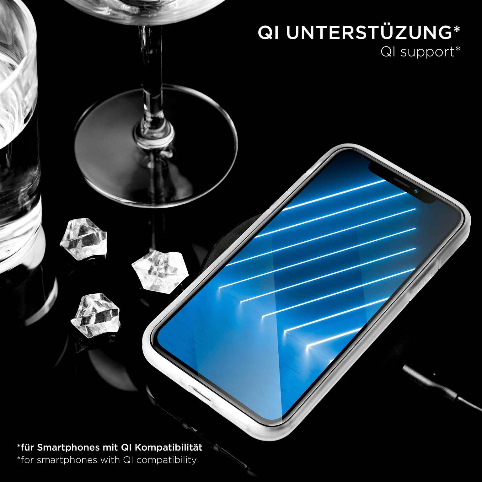 Ein Telefon liegt auf einem kabellosen Ladegerät. Das Telefon zeigt ein blaues Lichtdesign. Weitere Objekte im Bild.