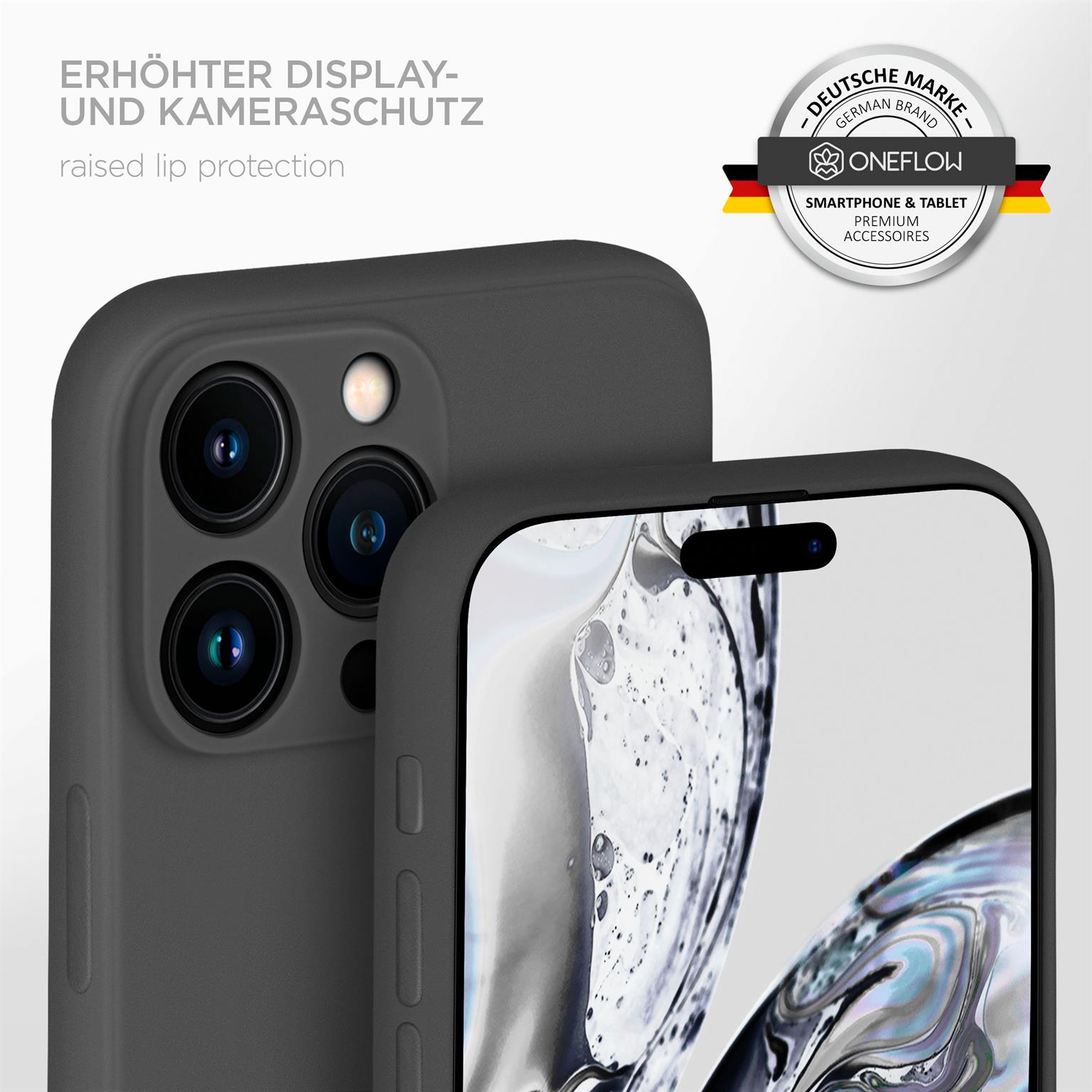 Graue Handyhülle mit erhöhtem Kameraschutz. Deutsches Markenlogo im Hintergrund sichtbar.