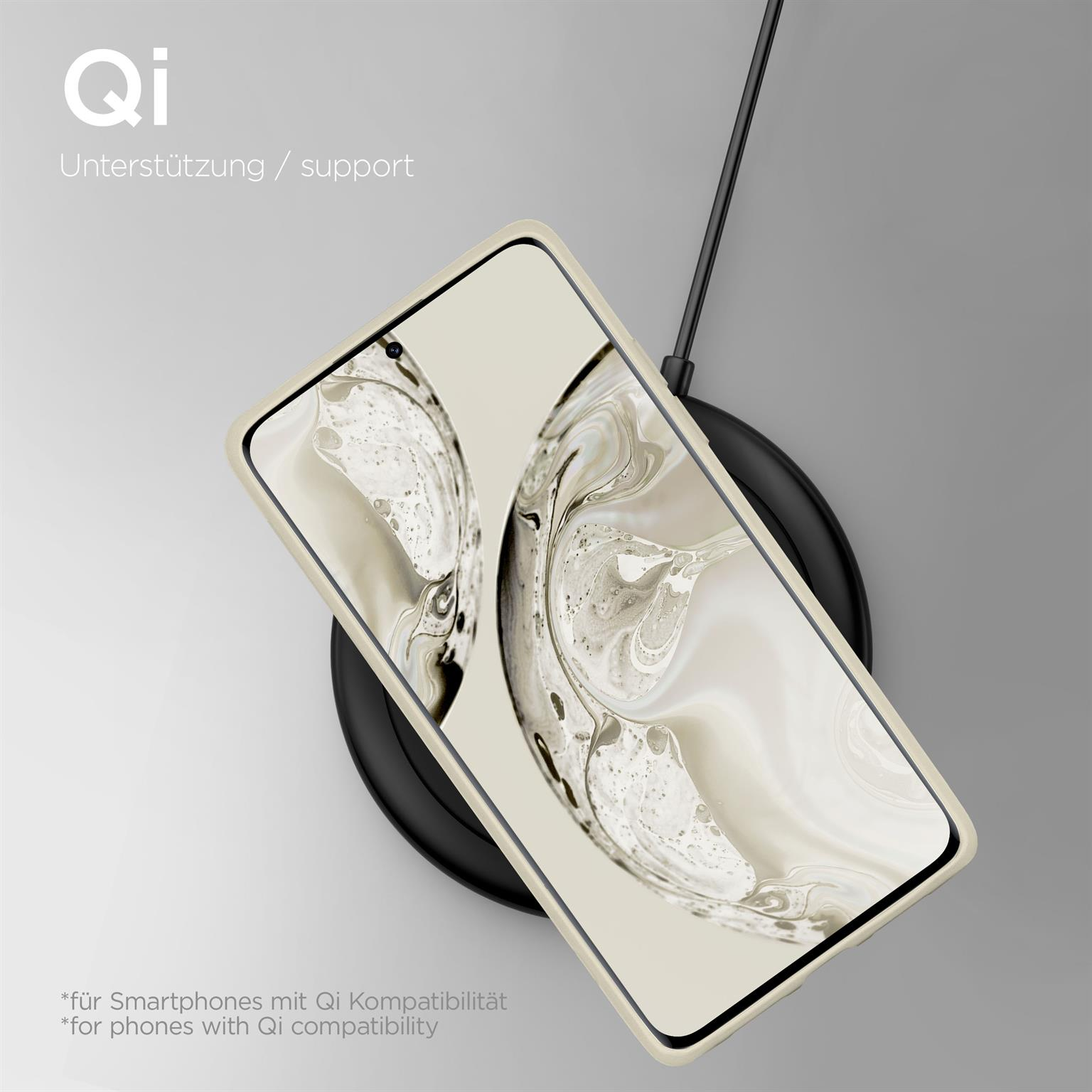 Cremefarbenes Telefon in einer Hülle auf einem Qi-Ladegerät. Der Hintergrund ist hellgrau.