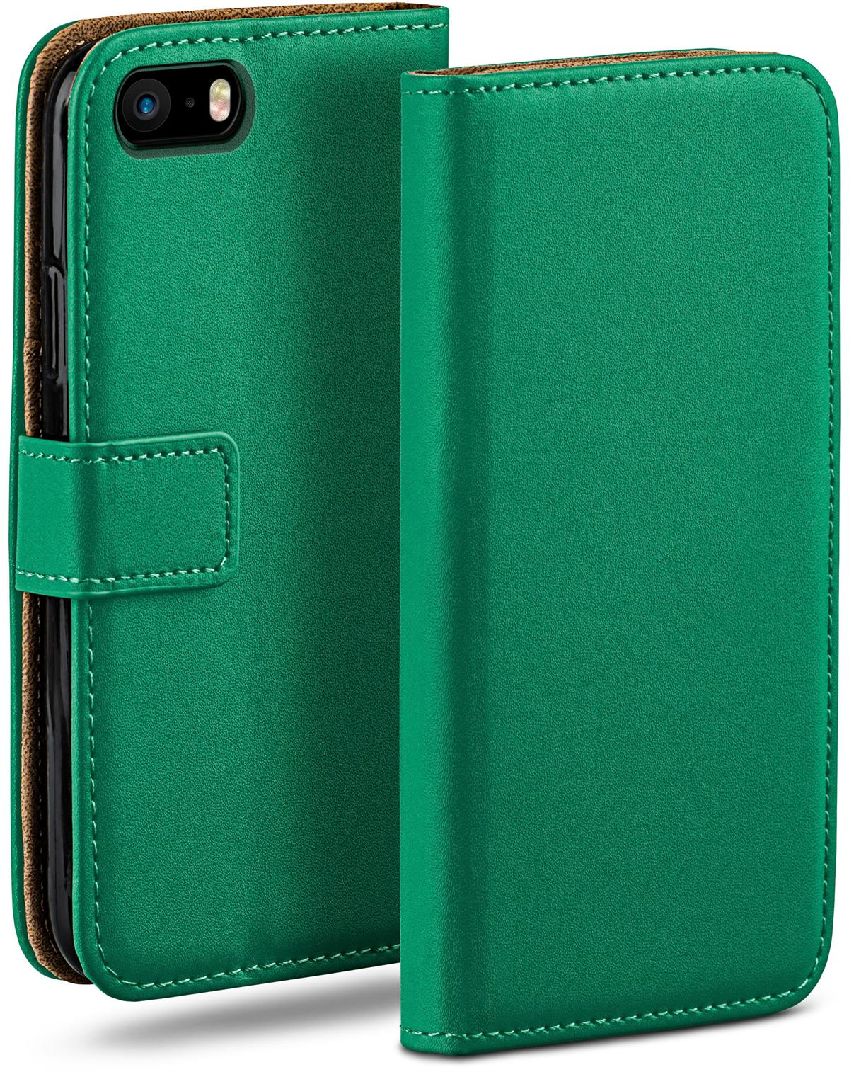 Eine grüne Handyhülle mit einem Telefon darin. Die Hülle ist offen.