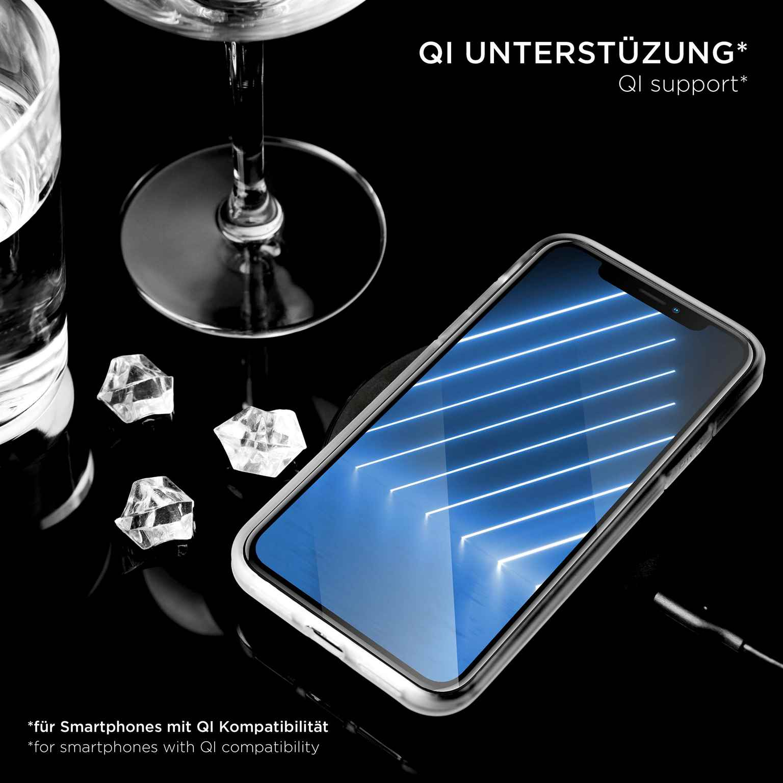 Telefon auf kabellosem Ladegerät, Glas und Eiswürfel auf schwarzer Oberfläche. Neonblaue Linien auf dem Bildschirm.