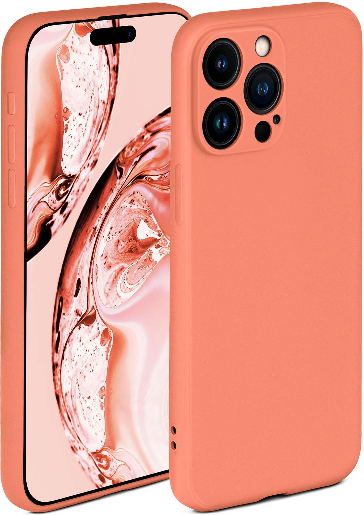 Korallenfarbenes Telefon mit zwei Kameras. Das Telefon steht aufrecht. Eine Hülle ist drauf.
