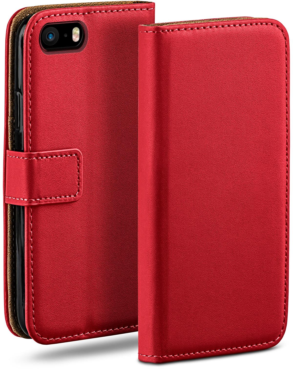 Rote Handyhülle mit Klappdeckel. Das Telefon befindet sich in der Hülle, der Hintergrund ist weiß.