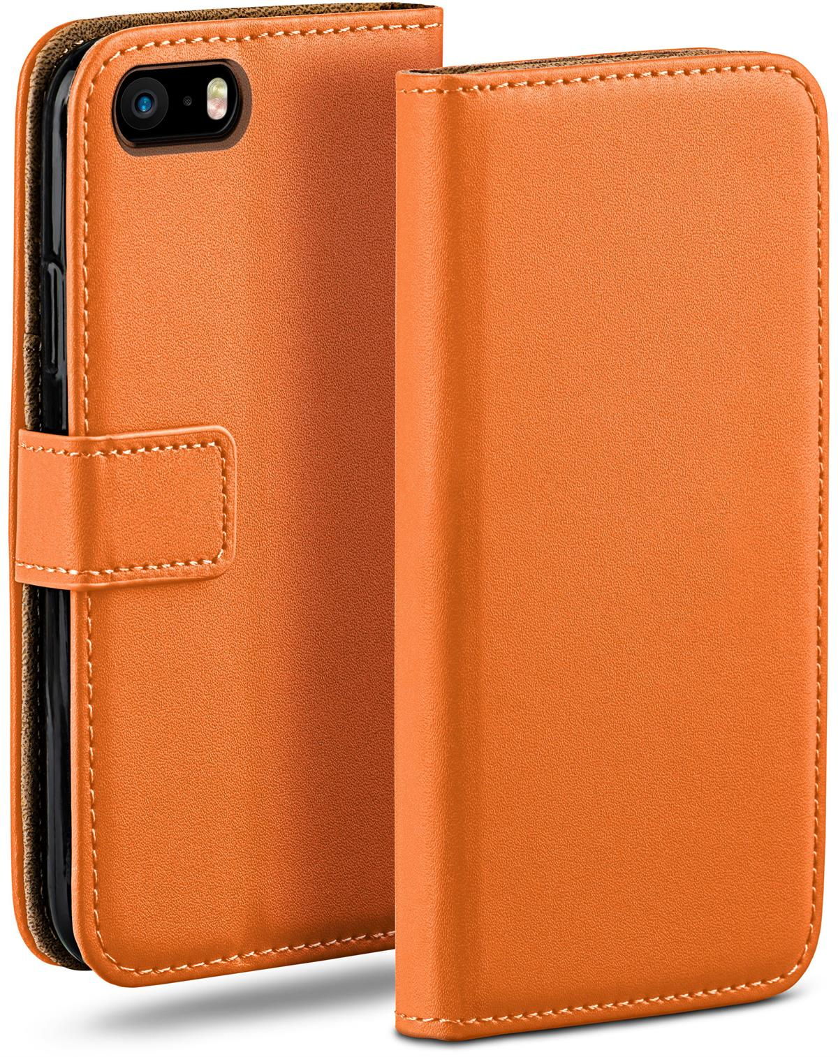 Orange Handyhülle auf einem Smartphone. Hülle offen, Telefon sichtbar. Weißer Hintergrund.