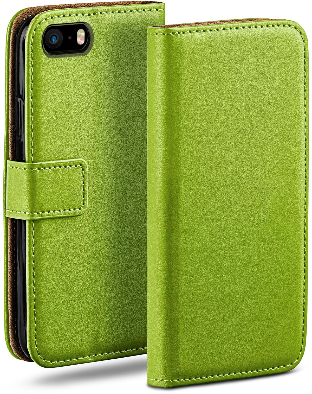 Grüne Handyhülle geschlossen. Ein Telefon ist eingesetzt. Die Hülle ist mit einer Klappe verschlossen.