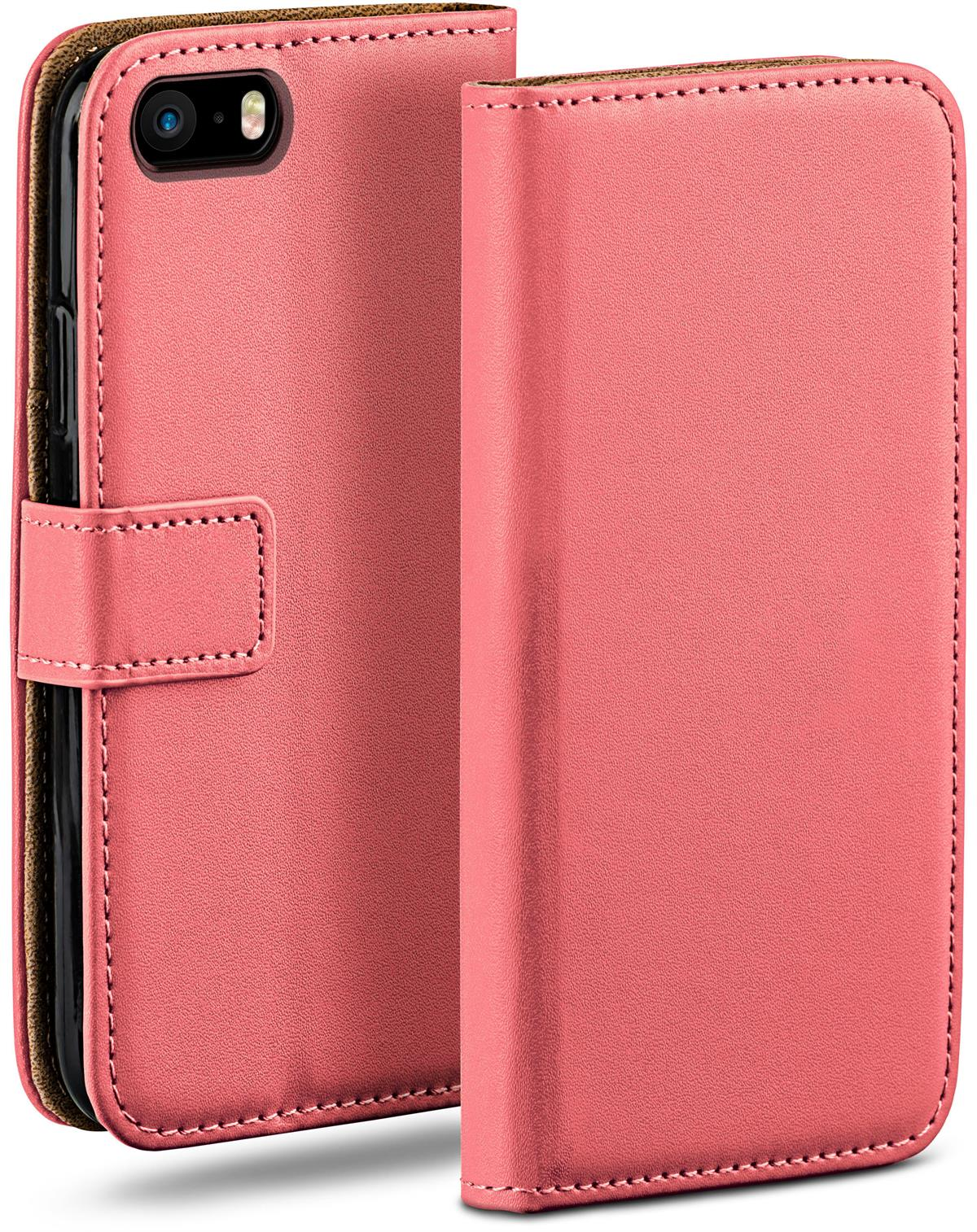 Rosa Leder-Handyhülle mit Magnetverschluss. Das Telefon ist im Inneren.