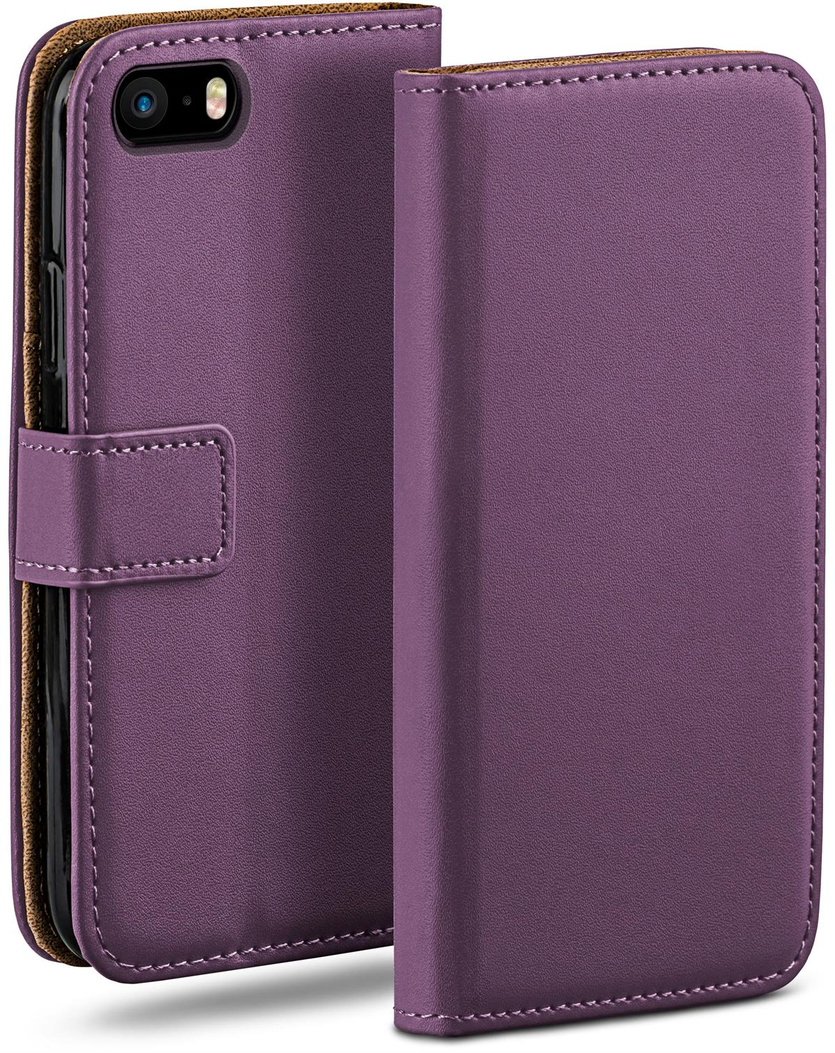 Eine lila Handyhülle mit Klappe, die geöffnet ist, um das Telefon zu zeigen. Ein Displayschutz ist an der Seite.