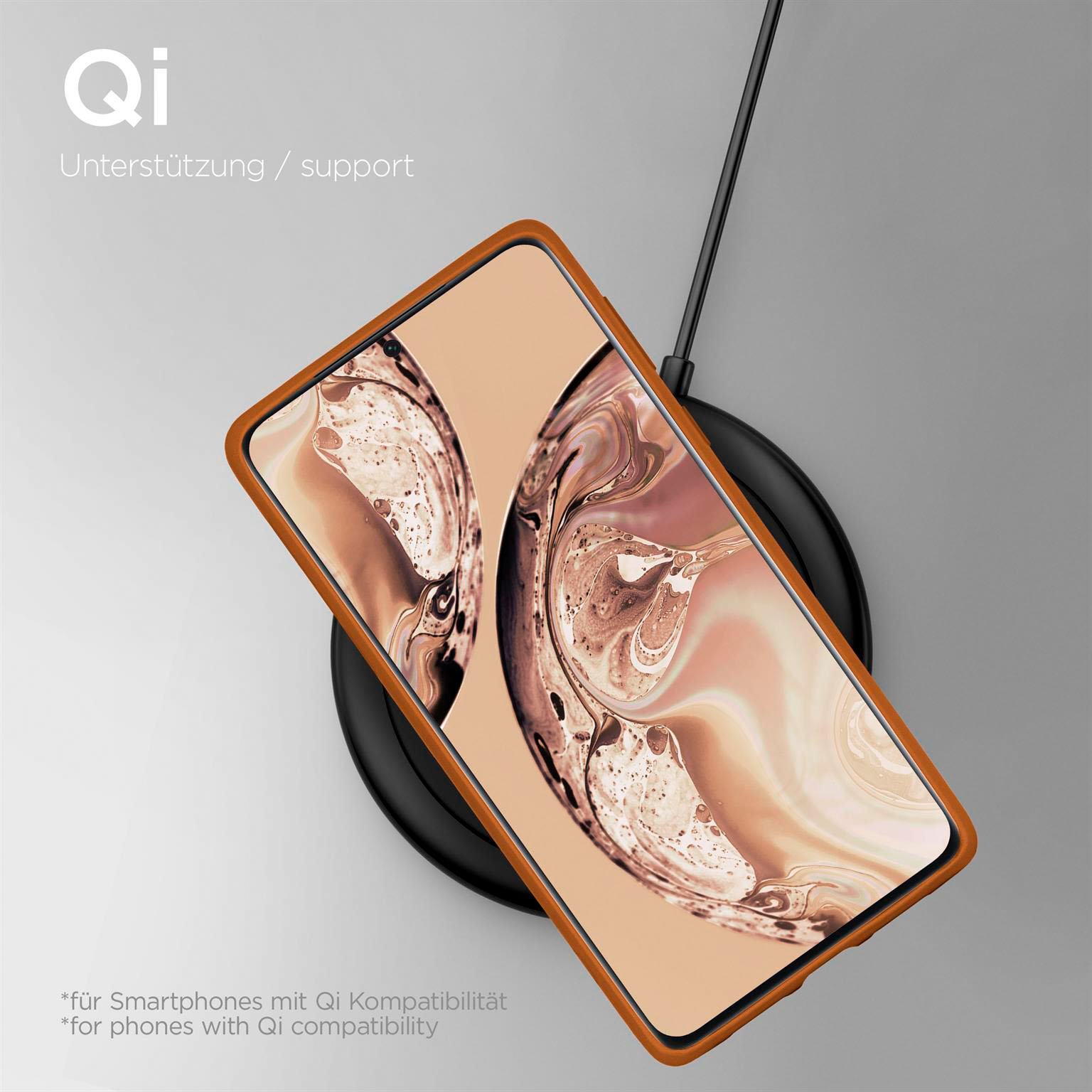 Telefon in brauner Hülle auf schwarzem kabellosen Ladegerät. Qi-Unterstützung steht oben. Hülle hellbraun.