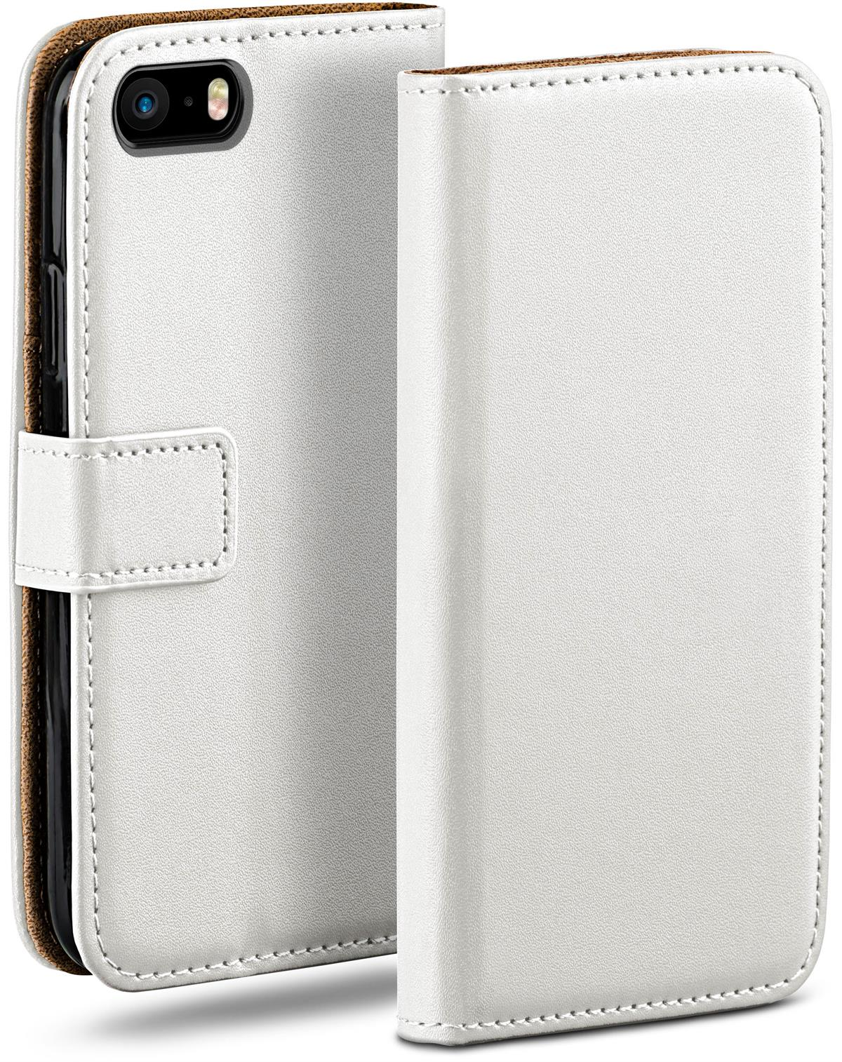 Weiße Leder-Handyhülle. Das Telefon ist innen. Es ist eine Brieftaschenhülle mit Verschluss.