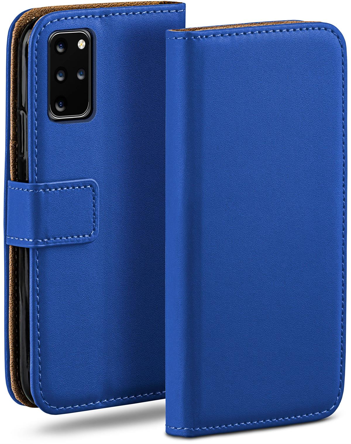 Blaue Leder-Handyhülle, offen. Telefon sichtbar. Hintergrund: weiß.