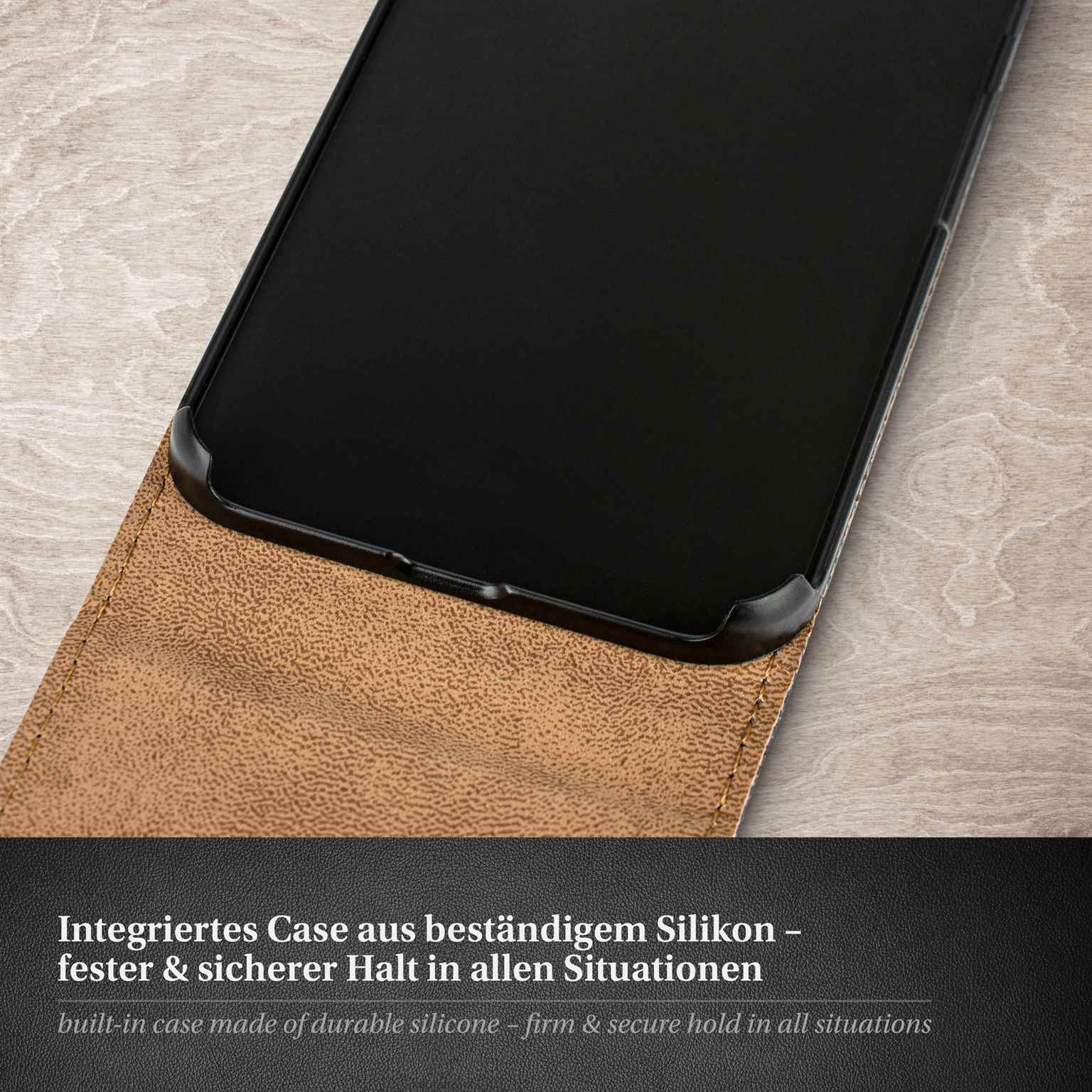 Nahaufnahme zeigt eine braune Handyhülle, geöffnet, um ein schwarzes Telefon im Inneren zu enthüllen.