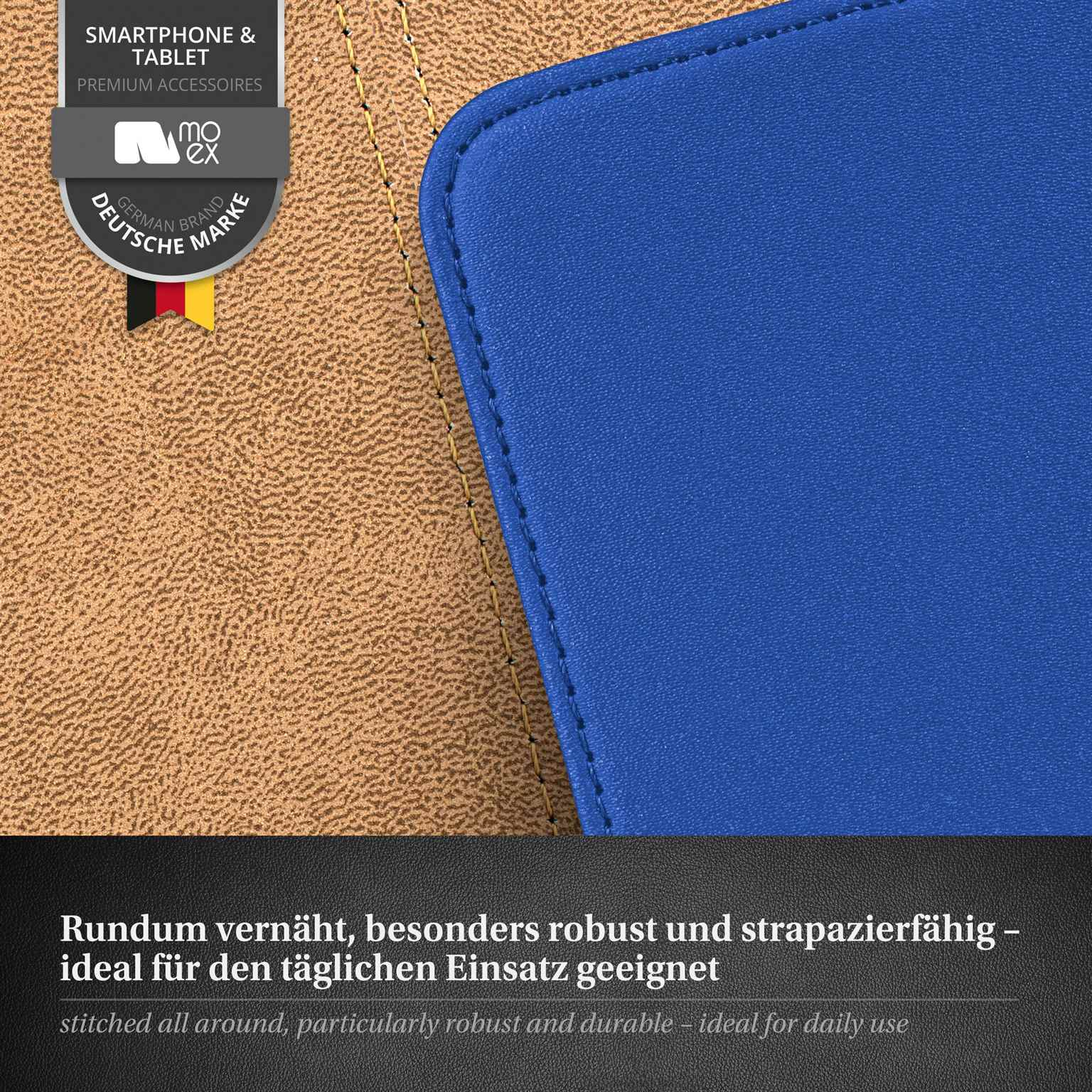 Blaues Handyhüllendetail mit Nähten. Deutsches Markenlogo oben links. Hintergrund ist braun strukturiert.