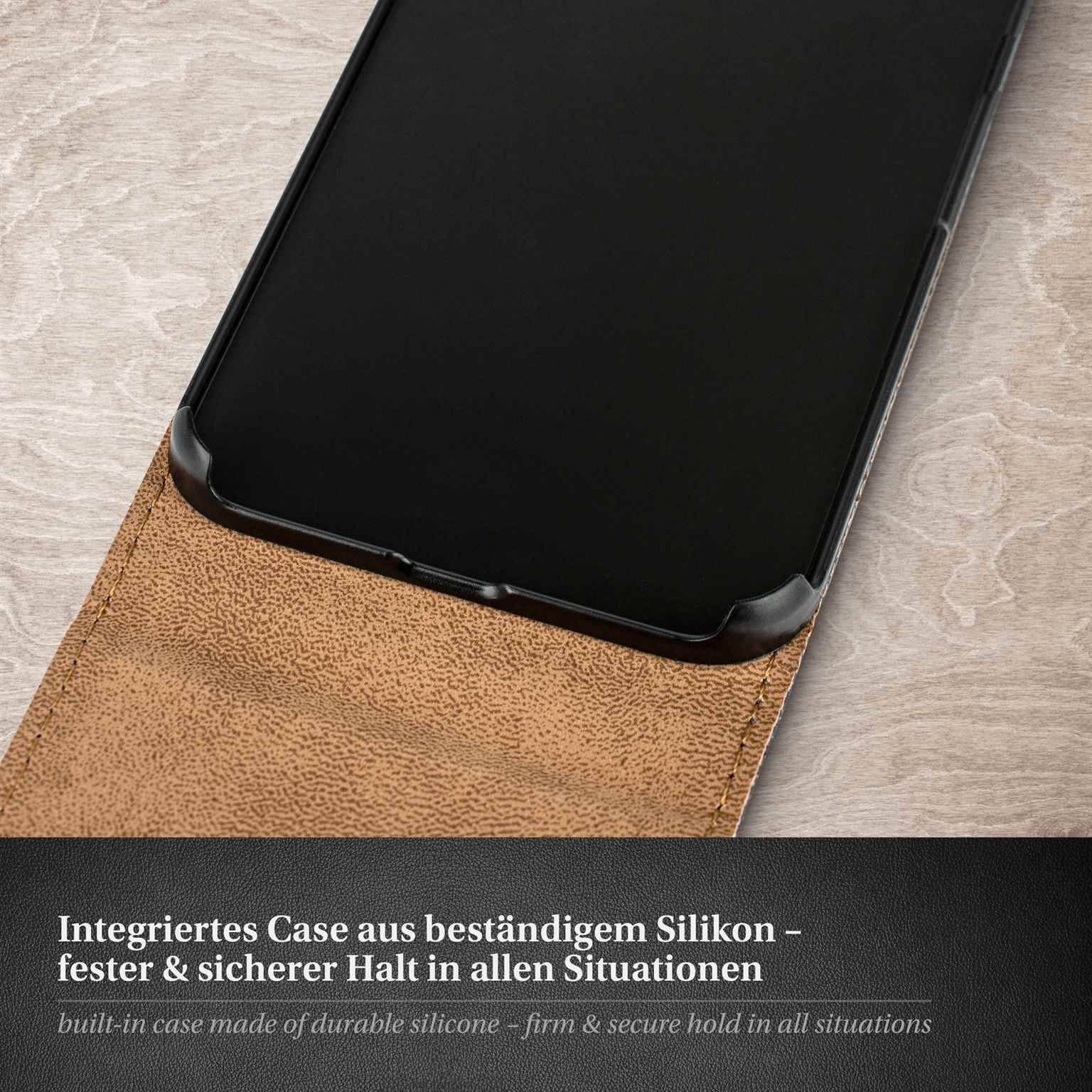 Schwarzes Telefon in einer braunen Hülle. Die Hülle besteht aus Silikon.