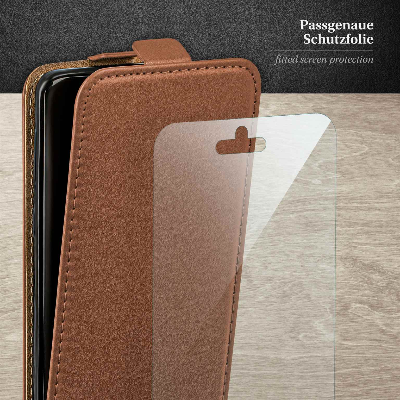 Eine braune Leder-Handyhülle mit klarer Displayschutzfolie ist geöffnet und zeigt das Telefon.