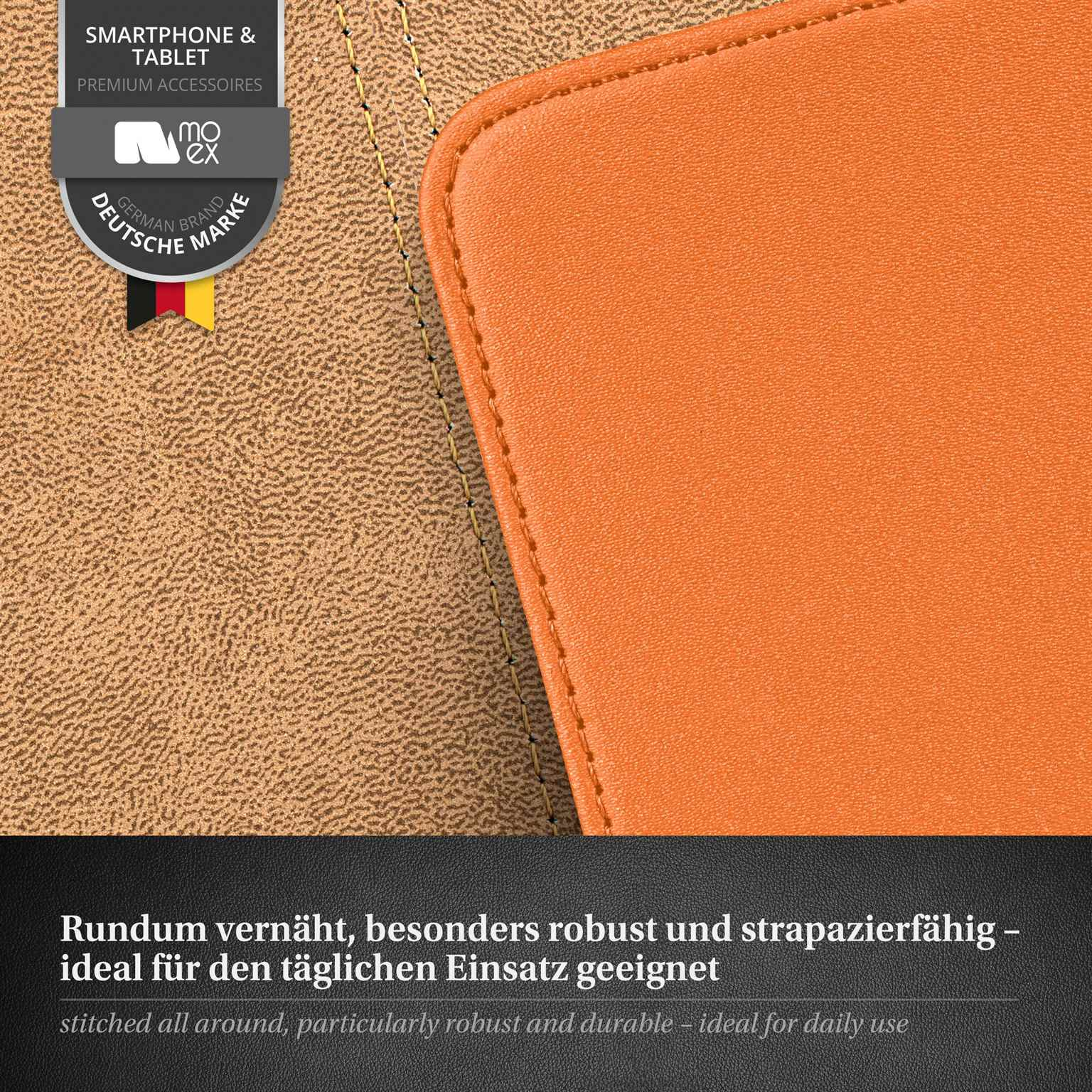 Nahaufnahme einer genähten, orangefarbenen Handyhüllenecke auf strukturierter brauner Oberfläche mit deutschem Markenetikett.
