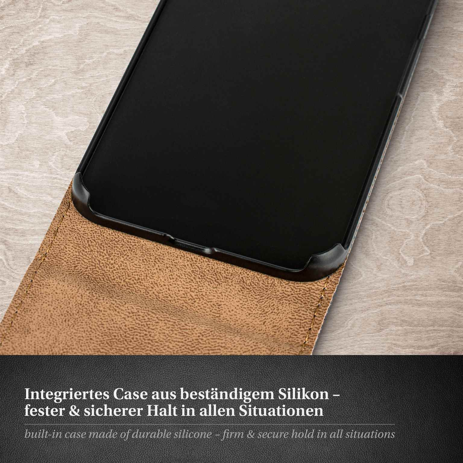 Schwarzes Telefon in brauner Silikonhülle. Hülle ist offen, Rückseite des Telefons sichtbar.