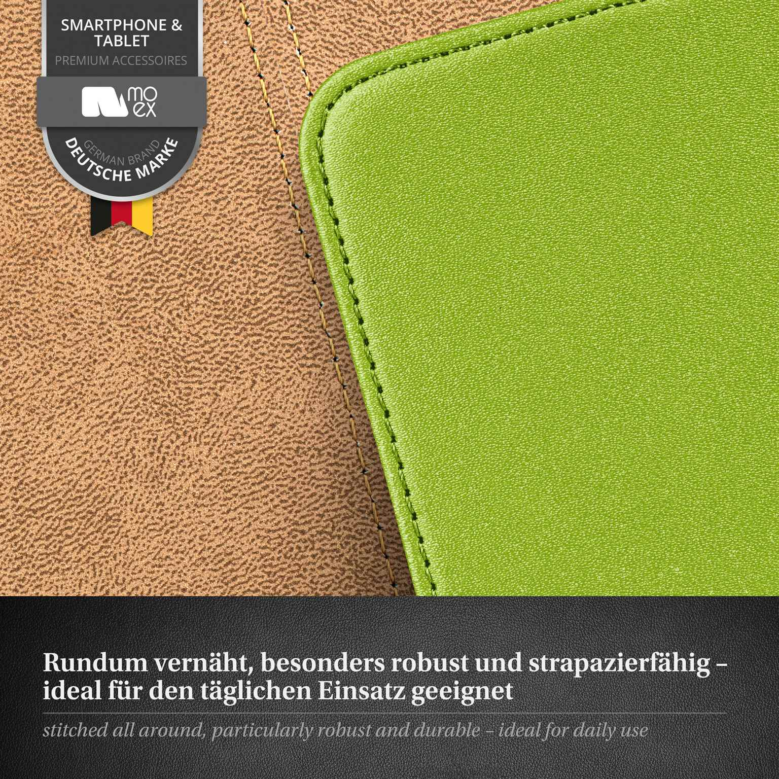 Nahaufnahme einer grünen Lederhülle mit braunem Untergrund, mit genähten Kanten und Logo.