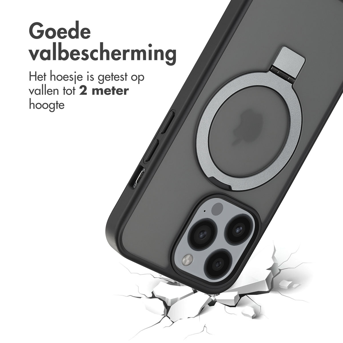 Een telefoonhoesje met camera-uitsparingen, een zilveren ring en een gebarsten scherm.
